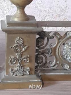 Devant de cheminée époque 19é en bronze a décor de mufles de lion