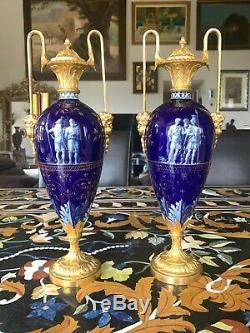 Exceptionnelle Paire De Vases Couverts En Bronze Doré Et Porcelaine Peinte