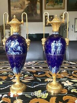 Exceptionnelle Paire De Vases Couverts En Bronze Doré Et Porcelaine Peinte
