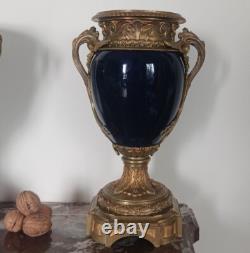 France, époque Napoléon III paire de grands vases montés bronze doré et porc