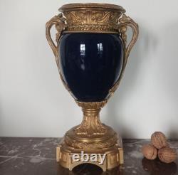 France, époque Napoléon III paire de grands vases montés bronze doré et porc