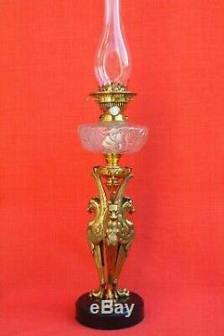 Grande lampe à pétrole Napoléon III Les 3 chimères / bronze / cristal Baccarat
