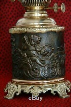 Grande lampe à pétrole ancienne en bronze épais les deux amours