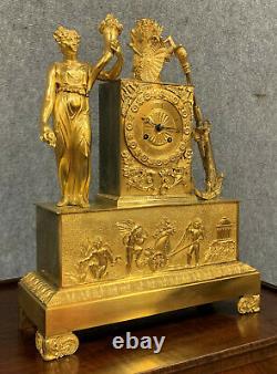 Grande pendule en bronze doré époque Empire vers 1810 dans un état irréprochable