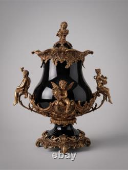 Grande urne couverte style Napoléon III en porcelaine noire et bronze décor ro
