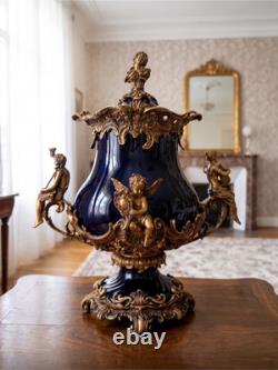 Grande urne couverte style Napoléon III en porcelaine noire et bronze décor ro