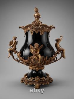 Grande urne couverte style Napoléon III en porcelaine noire et bronze décor ro