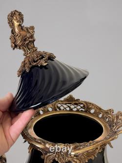 Grande urne couverte style Napoléon III en porcelaine noire et bronze décor ro