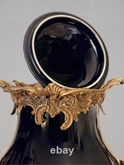 Grande urne couverte style Napoléon III en porcelaine noire et bronze décor ro