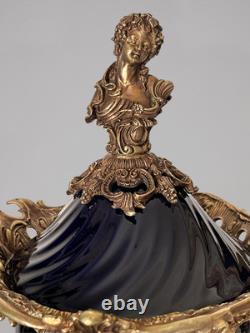 Grande urne couverte style Napoléon III en porcelaine noire et bronze décor ro