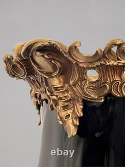 Grande urne couverte style Napoléon III en porcelaine noire et bronze décor ro