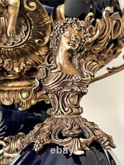 Grande urne couverte style Napoléon III en porcelaine noire et bronze décor ro
