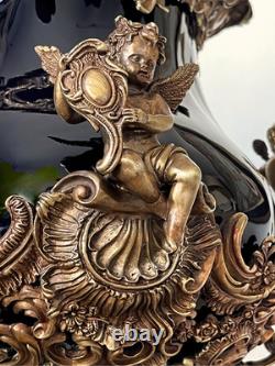 Grande urne couverte style Napoléon III en porcelaine noire et bronze décor ro