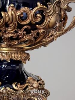 Grande urne couverte style Napoléon III en porcelaine noire et bronze décor ro