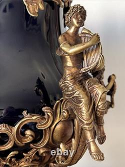 Grande urne couverte style Napoléon III en porcelaine noire et bronze décor ro