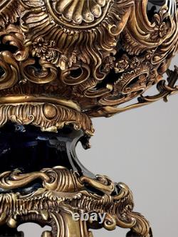 Grande urne couverte style Napoléon III en porcelaine noire et bronze décor ro