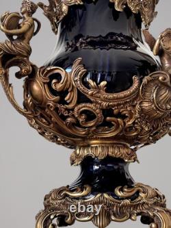 Grande urne couverte style Napoléon III en porcelaine noire et bronze décor ro