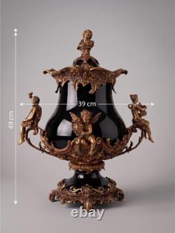 Grande urne couverte style Napoléon III en porcelaine noire et bronze décor ro