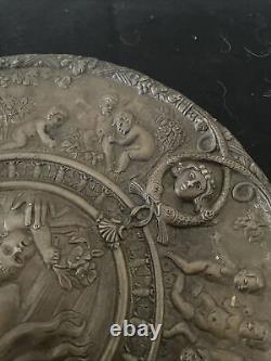 Gros Médaillon En Bronze 19 Eme A Décor De Chérubins