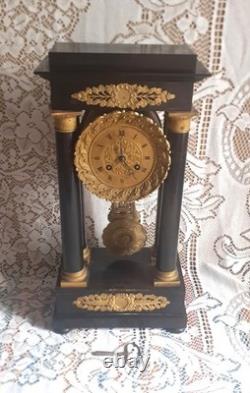 H C. Horloger Pendule à colonnes bois noirci bronze doré époques Napoléon III