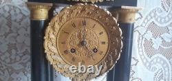 H C. Horloger Pendule à colonnes bois noirci bronze doré époques Napoléon III