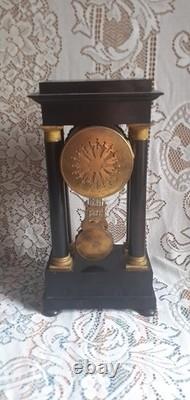 H C. Horloger Pendule à colonnes bois noirci bronze doré époques Napoléon III