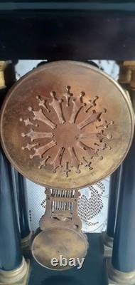 H C. Horloger Pendule à colonnes bois noirci bronze doré époques Napoléon III