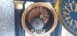 H C. Horloger Pendule à colonnes bois noirci bronze doré époques Napoléon III