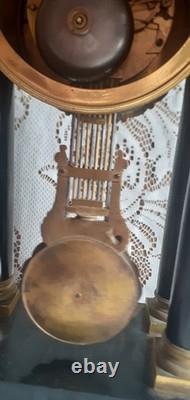 H C. Horloger Pendule à colonnes bois noirci bronze doré époques Napoléon III