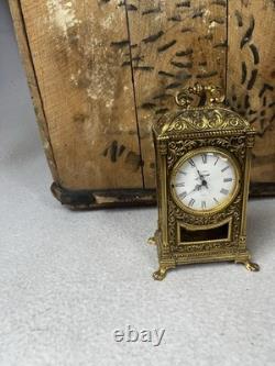 Horloge pendule bronze doré ciselé style rocaille 4 Jewels 8 Day À réviser Horloge pendule bronze doré ciselé style rocaille 4 Jewels 8 Day À réviser