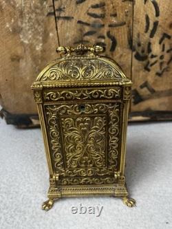 Horloge pendule bronze doré ciselé style rocaille 4 Jewels 8 Day À réviser