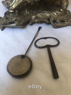 Horloge pendule en bronze decor angelot du XIX ème siècle Napoléon III