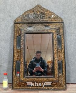 Important et rare miroir à parcloses époque Napoléon III en cuivre repoussé