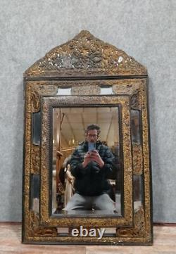 Important et rare miroir à parcloses époque Napoléon III en cuivre repoussé