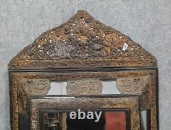 Important et rare miroir à parcloses époque Napoléon III en cuivre repoussé