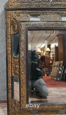 Important et rare miroir à parcloses époque Napoléon III en cuivre repoussé