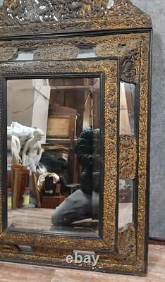 Important et rare miroir à parcloses époque Napoléon III en cuivre repoussé