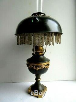 Lampe à pétrole Napoléon III, métal noir, guirlandes bronze Louis XVI, perles