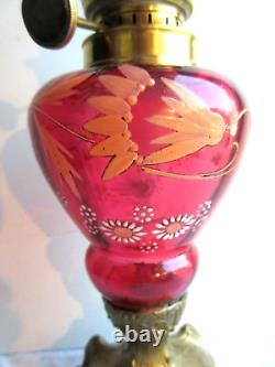 Lampe à pétrole Napoléon III verre rouge émaillé de fleurs, pied doré + verre