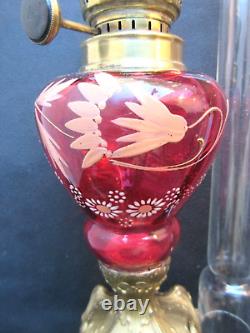 Lampe à pétrole Napoléon III verre rouge émaillé de fleurs, pied doré + verre