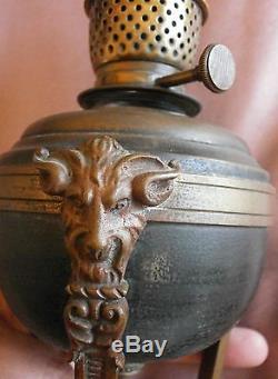 Lampe à pétrole XIXème monture athénienne bronze décor mascaron Tête de Bouc