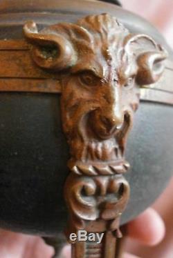 Lampe à pétrole XIXème monture athénienne bronze décor mascaron Tête de Bouc