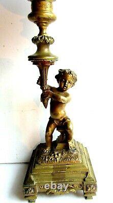 Lampe à pétrole bronze Napoléon III, chérubin portant une toupie émaillée d'iris