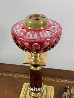Lampe à pétrole en bronze et marbre, réservoir baccarat rouge, XIXème, oil lamp
