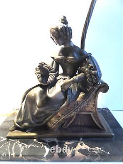 Lampe de guéridon, tulipe Rose, bronze sur marbre, Napoléon III Femme assise