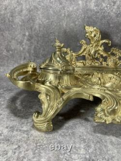 NÉCESSAIRE DE BUREAU. ENCRIER DOUBLE NAPOLÉON III. Bronze doré. Rocaille