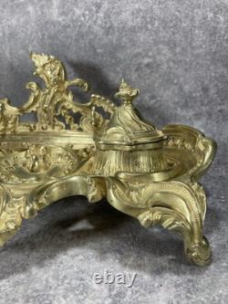 NÉCESSAIRE DE BUREAU. ENCRIER DOUBLE NAPOLÉON III. Bronze doré. Rocaille