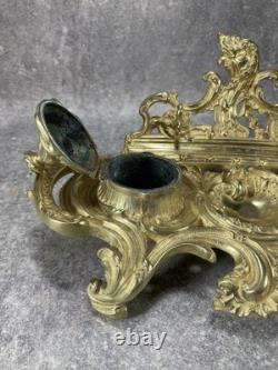 NÉCESSAIRE DE BUREAU. ENCRIER DOUBLE NAPOLÉON III. Bronze doré. Rocaille