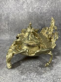 NÉCESSAIRE DE BUREAU. ENCRIER DOUBLE NAPOLÉON III. Bronze doré. Rocaille