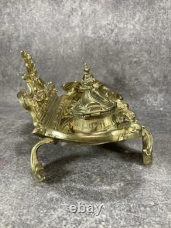 NÉCESSAIRE DE BUREAU. ENCRIER DOUBLE NAPOLÉON III. Bronze doré. Rocaille
